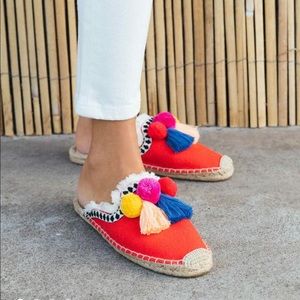 SOLUDOS coco pompom mule